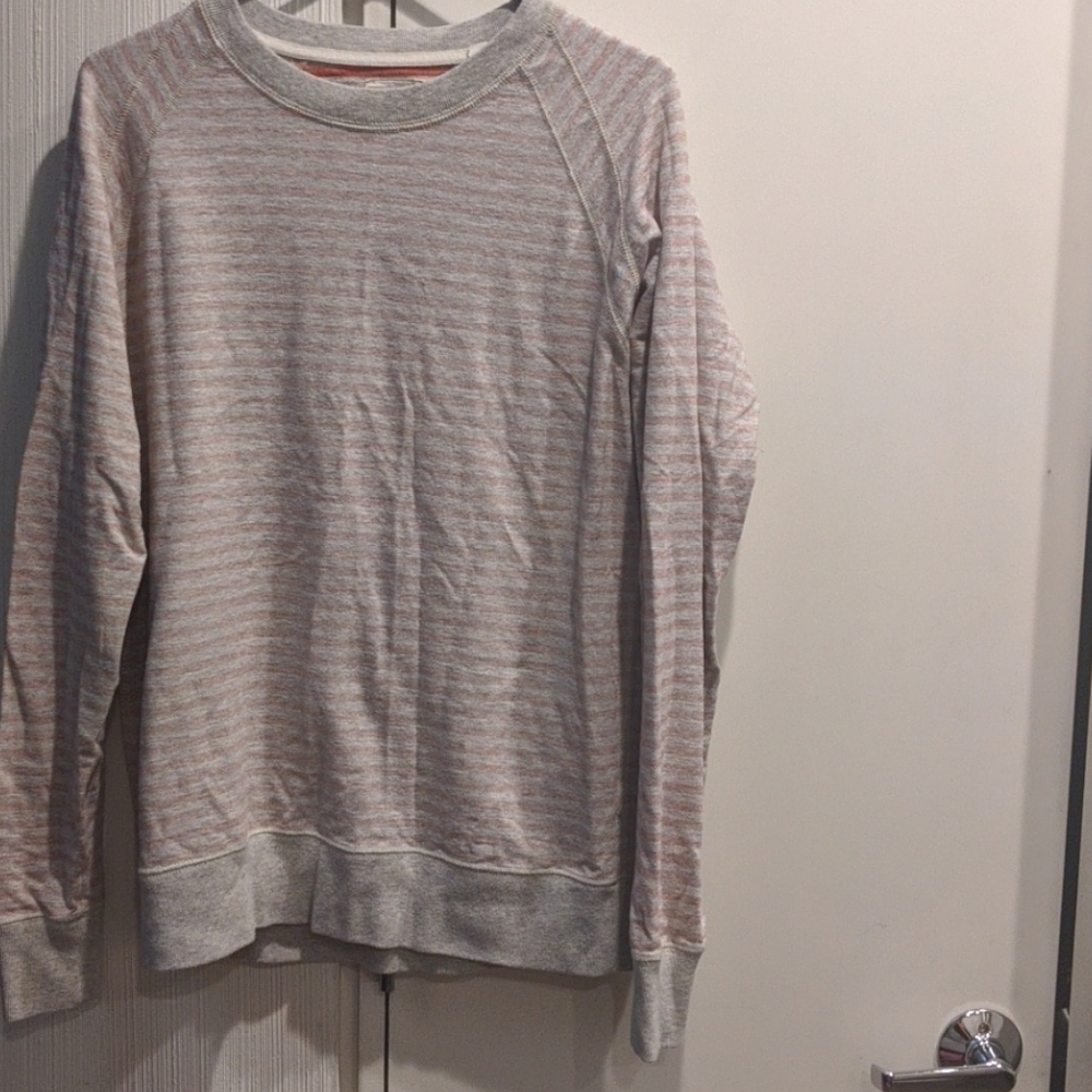 Mens crew neck sweatshirt.